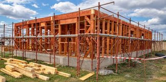 Auchan susține construirea a 10 locuințe pentru familii vulnerabile
