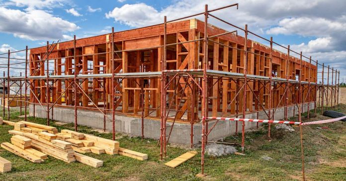 Auchan susține construirea a 10 locuințe pentru familii vulnerabile
